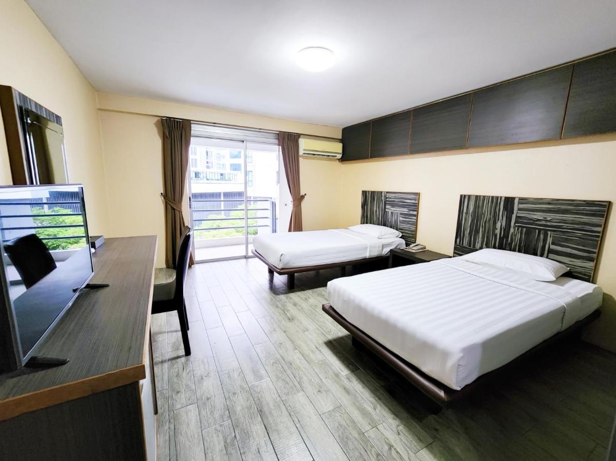 Watana Hotel Bangkok Exterior photo