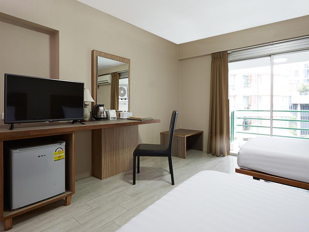 Watana Hotel Bangkok Exterior photo