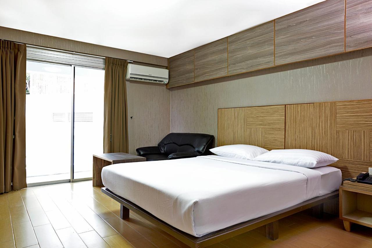 Watana Hotel Bangkok Exterior photo